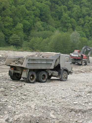 (2009.05.21) Незаконная добыча гравия в русле реки Шахе (г.Сочи)